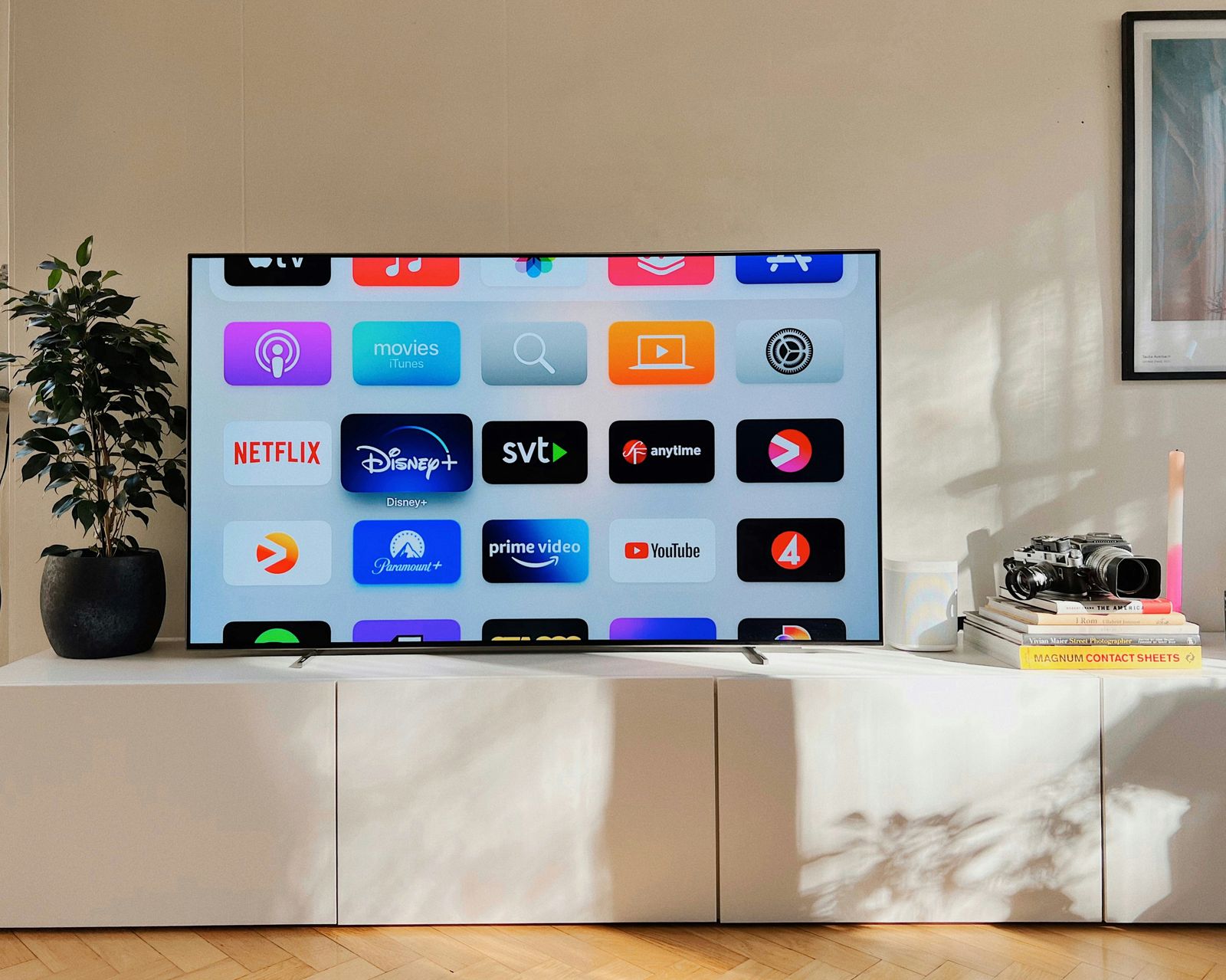 Best IPTV Canada 2026 — BexyTV streaming TSN and Sportsnet in a cozy Canadian living room